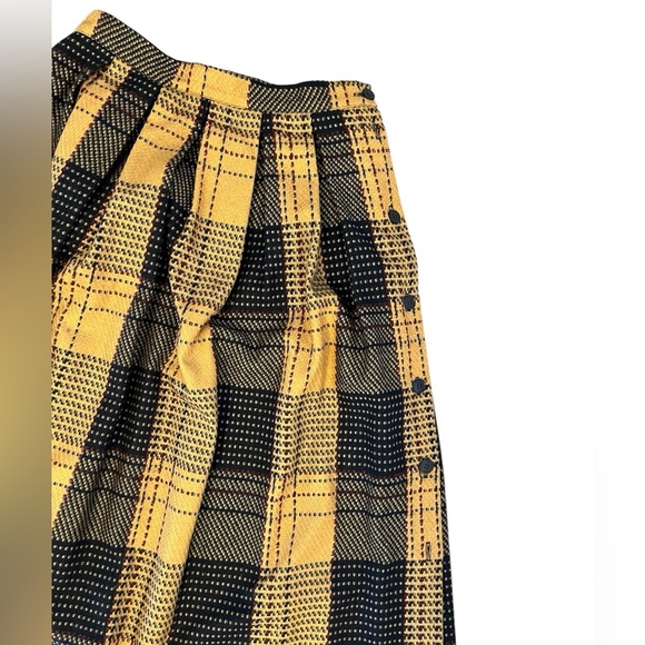 Vintage preppy Plaid Yellow and Black wool Skirt with buttons and one pocket - Picture 2 of 6